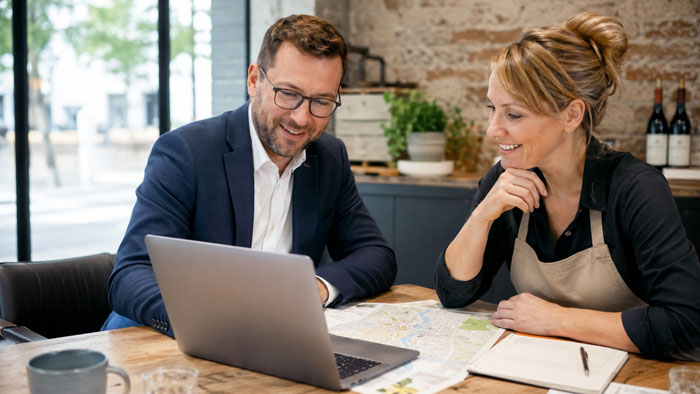 Lokaler Betrieb mit Kundengespräch und Laptop