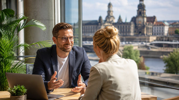 Kundengespräch und lokaler Betrieb: Technologie- oder Kulturbetrieb in moderner sächsischer Stadt