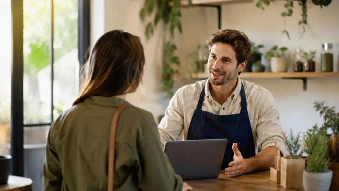 Unternehmerin analysiert eine regionale Webseite am Laptop